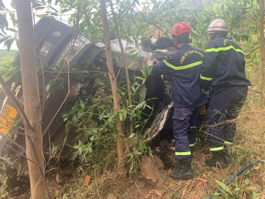 Lực lượng Cảnh sát PCCC và CNCH - Công an tỉnh Phú Yên tìm cách đưa 3 người mắc kẹt trong cabin ra khỏi xe tải. Ảnh M.N.