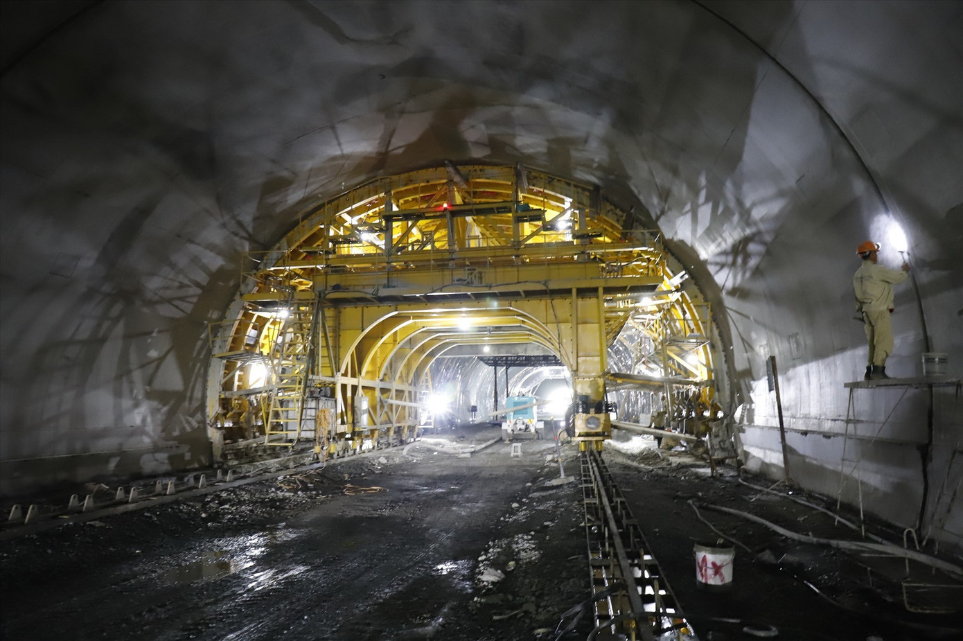 Hiện hầm Dốc Sạn trên cao tốc này đang hoàn thiện đổ bê tông vỏ hầm, chuẩn bị thảm nhựa.