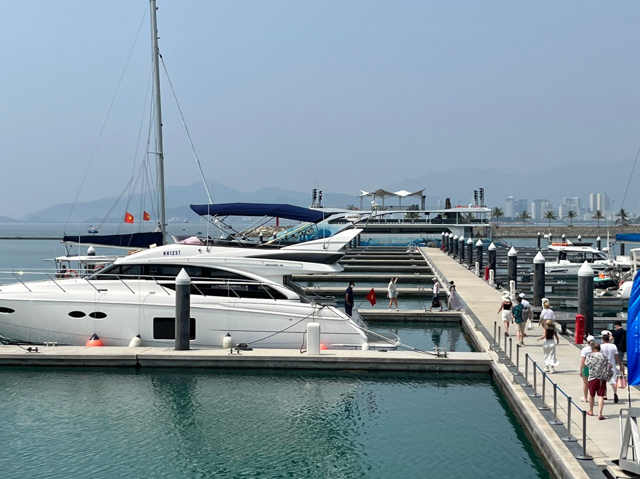 Du khách nước ngoài tham quan bến du thuyền Ana Marina.