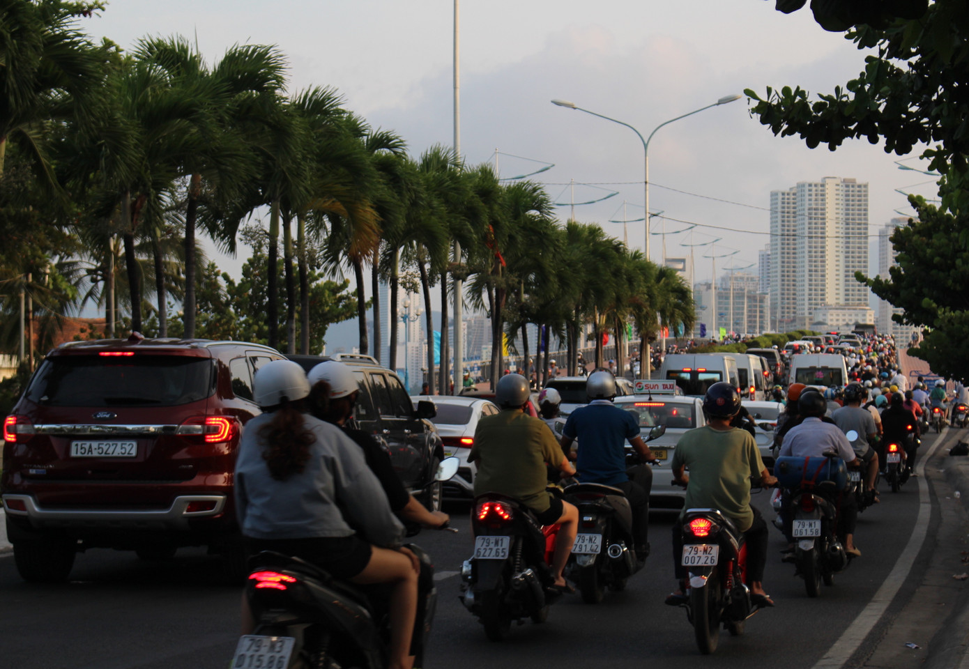 Xe của khách du lịch nối đuôi nhau vào trung tâm phố biển Nha Trang. Ảnh: Khánh Nguyên.