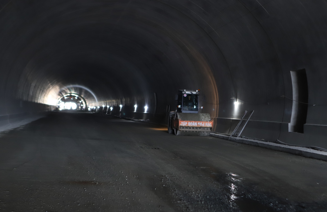 Một đoạn cao tốc đi xuyên hầm.