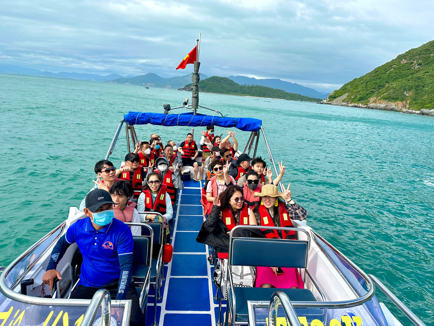 Du khách Hàn Quốc và Trung Quốc đi tham quan biển đảo Nha Trang. Ảnh: L.H.