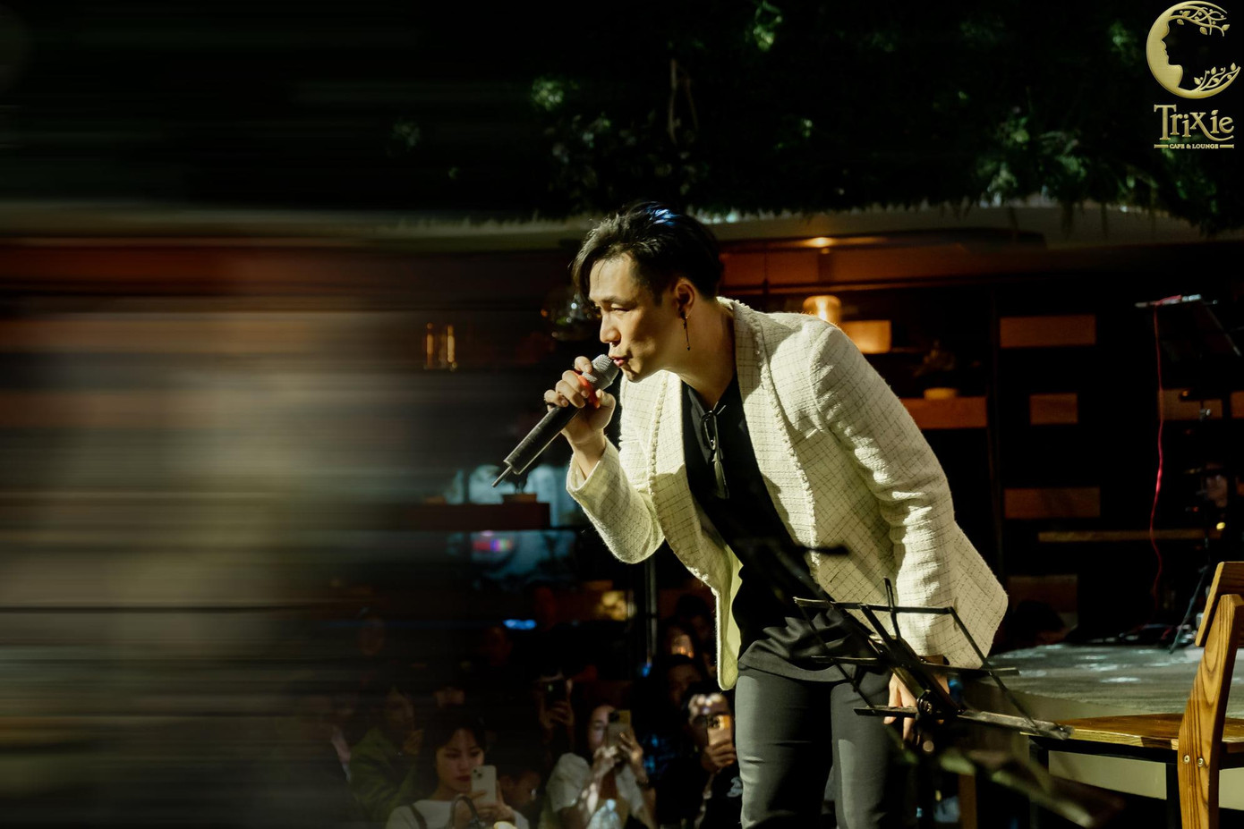 Ít người biết Khánh Phương là một ca sĩ có học lực đáng nể. Ít người biết Khánh Phương là một ca sĩ có học lực đáng nể.