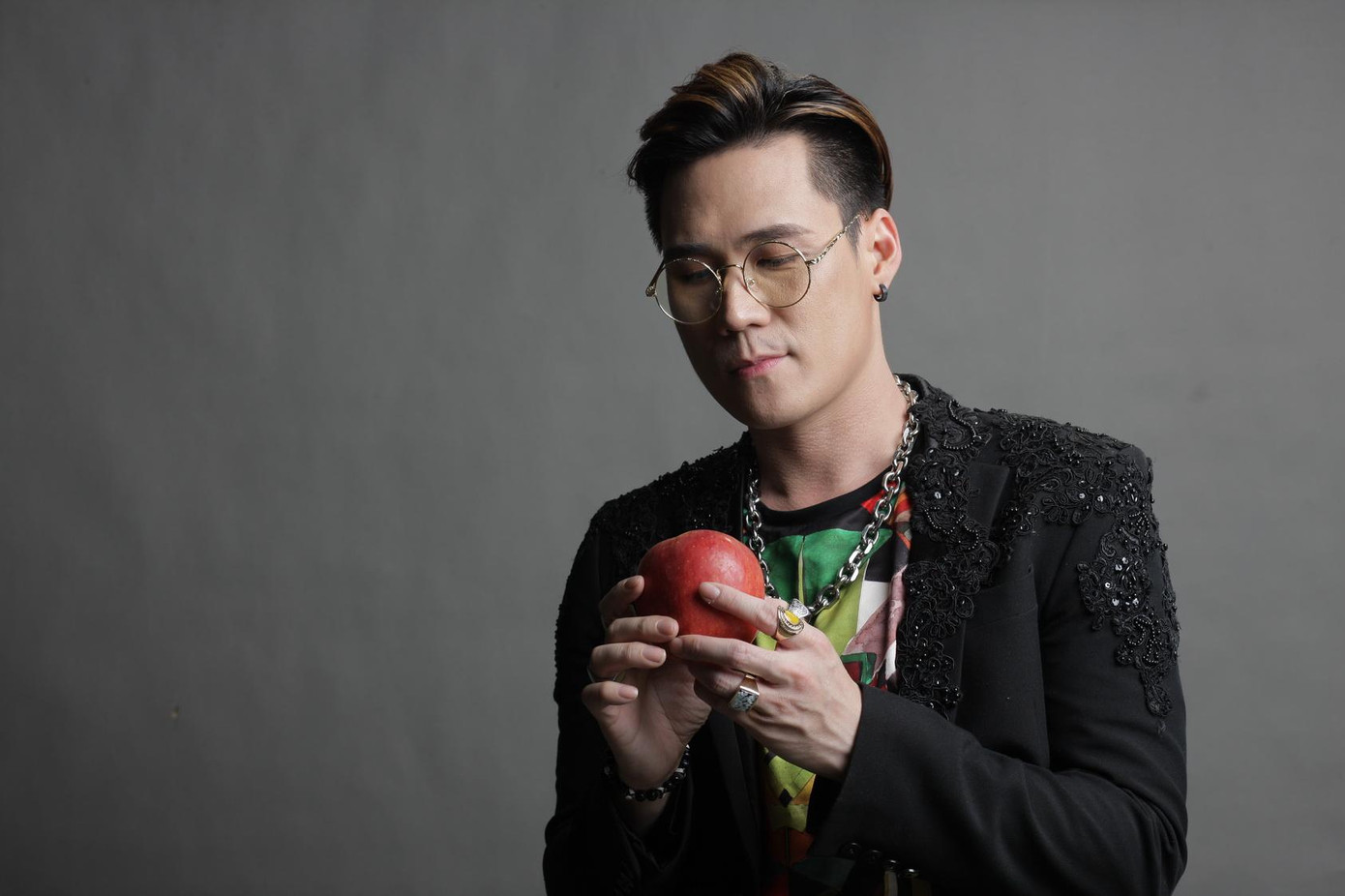 Tên tuổi Khánh Phương gắn liền với "Chiếc khăn gió ấm". Tên tuổi Khánh Phương gắn liền với "Chiếc khăn gió ấm".