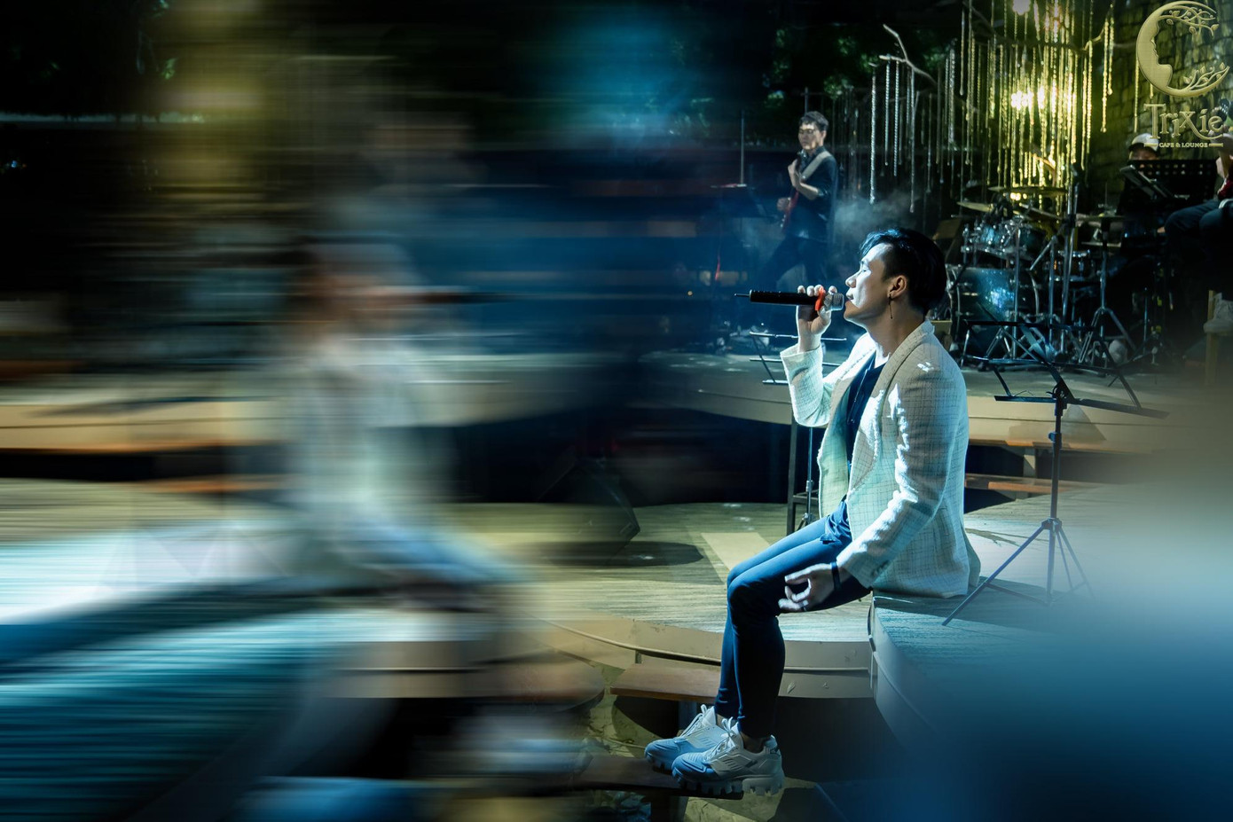 Hiện anh vẫn tích cực hoạt động nghệ thuật. Hiện anh vẫn tích cực hoạt động nghệ thuật.