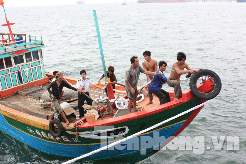 Các ngư dân trên tàu cá QNg 66478 TS chuẩn bị vào đất liền