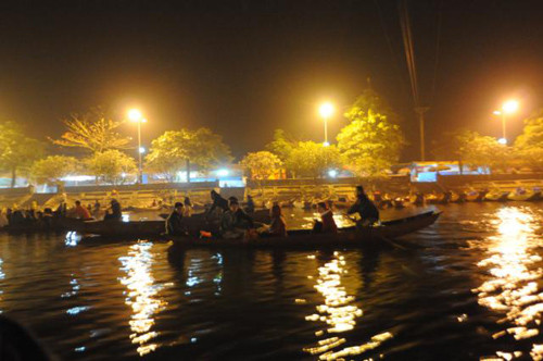 Tuy nhiên, bất chấp nguy hiểm, nhiều du khách vẫn lên đò