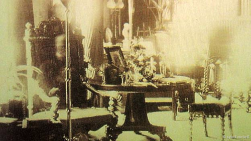 Giải mã bí ẩn đằng sau những bức ảnh chụp 'hồn ma' ảnh 2