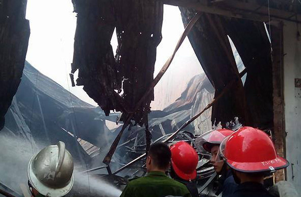 Cụm công nghiệp phát hỏa, 1.000 mét vuông nhà xưởng cháy rụi ảnh 1