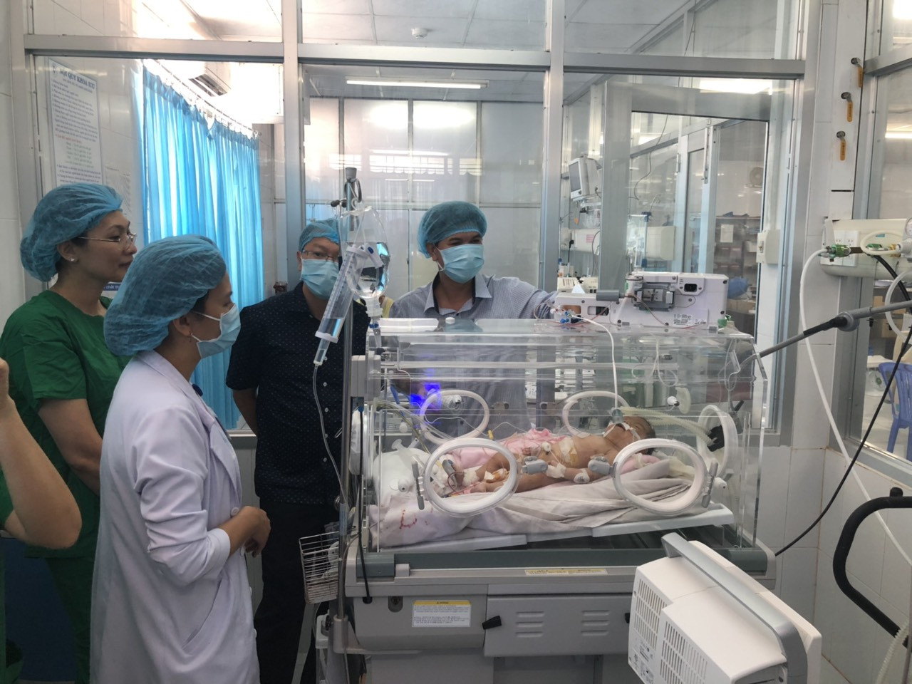 Cứu sống bé gái 9 ngày tuổi có tạng từ ổ bụng chui lên lồng ngực ảnh 2