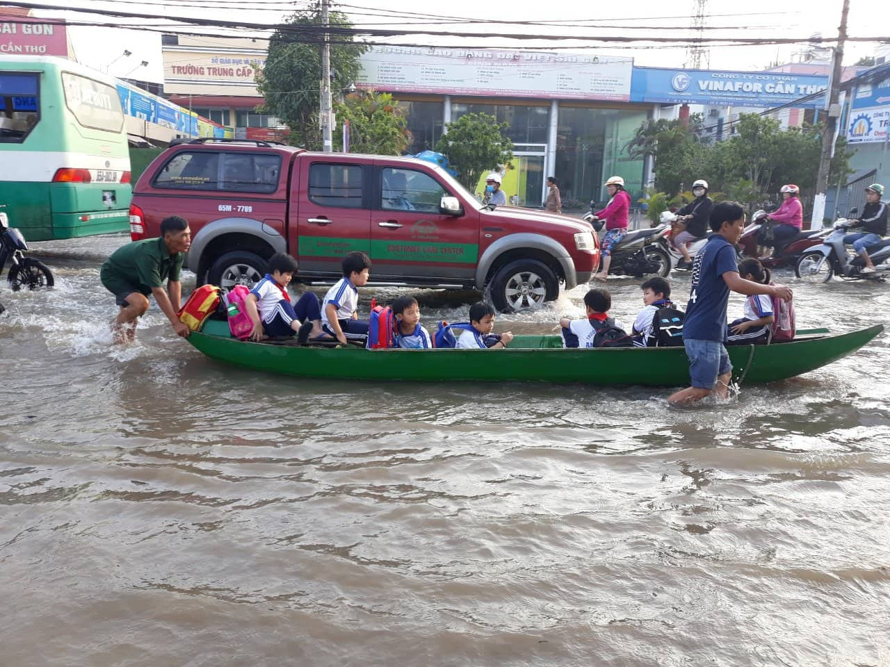 Người Cần Thơ vật lộn trong biển nước, học sinh tiếp tục được nghỉ học ảnh 1