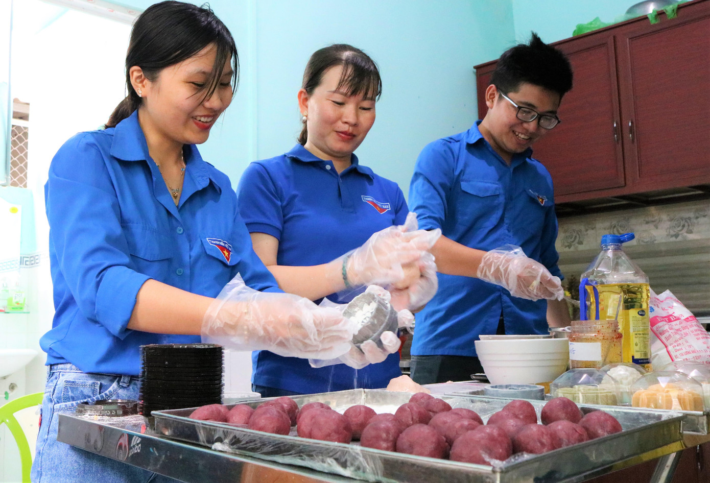 Lồng đèn vỏ lon, bánh trung thu handmade tặng trẻ em vùng sâu ảnh 7