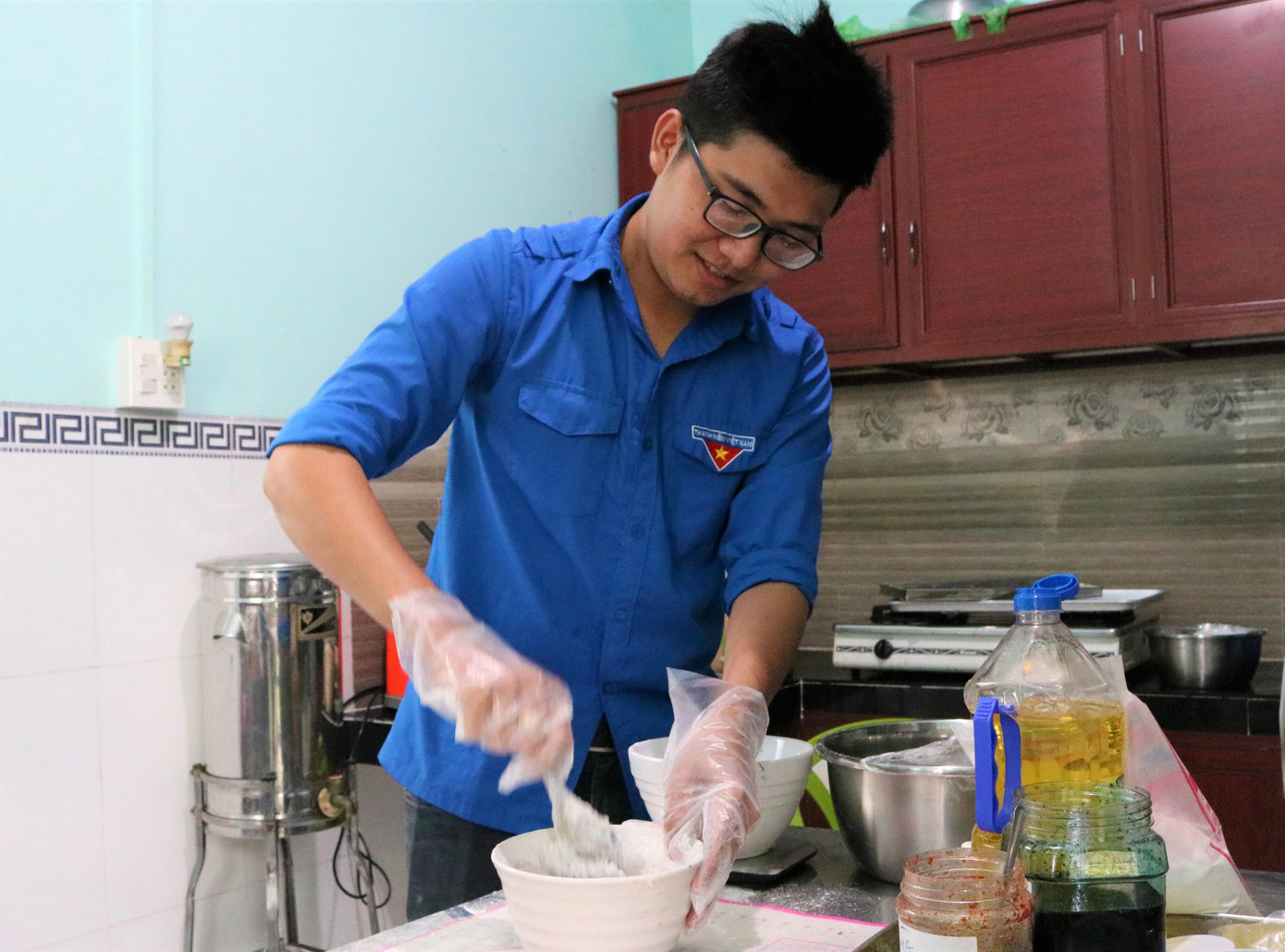 Lồng đèn vỏ lon, bánh trung thu handmade tặng trẻ em vùng sâu ảnh 8