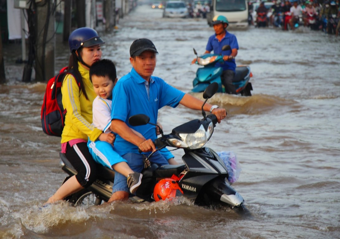 Người Cần Thơ vật lộn trong biển nước, học sinh tiếp tục được nghỉ học ảnh 2
