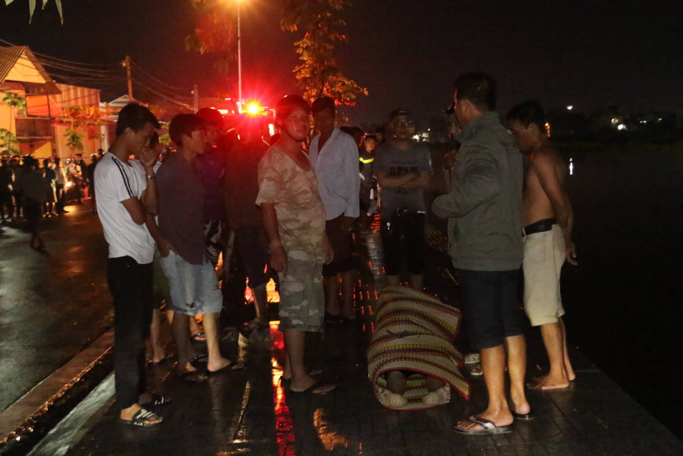 Triều cường dâng cao, người phụ nữ rơi xuống hồ chết thương tâm ảnh 1