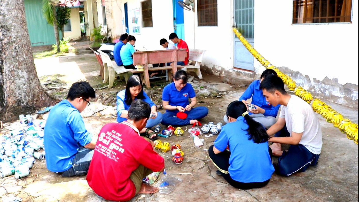 Lồng đèn vỏ lon, bánh trung thu handmade tặng trẻ em vùng sâu ảnh 1