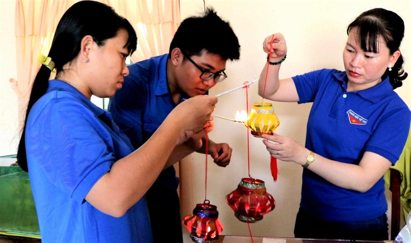 Lồng đèn vỏ lon, bánh trung thu handmade tặng trẻ em vùng sâu ảnh 6