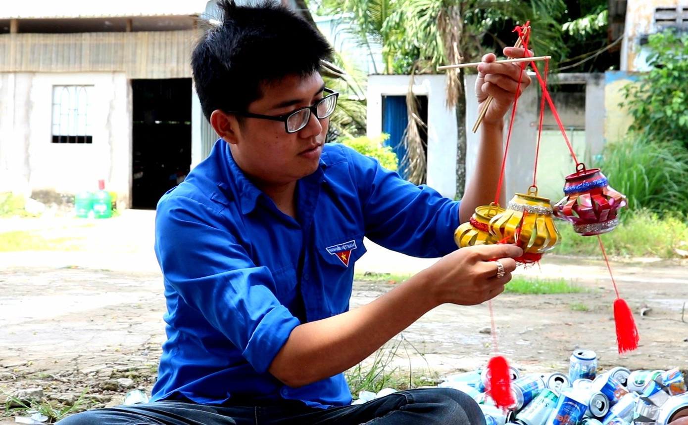 Lồng đèn vỏ lon, bánh trung thu handmade tặng trẻ em vùng sâu ảnh 2