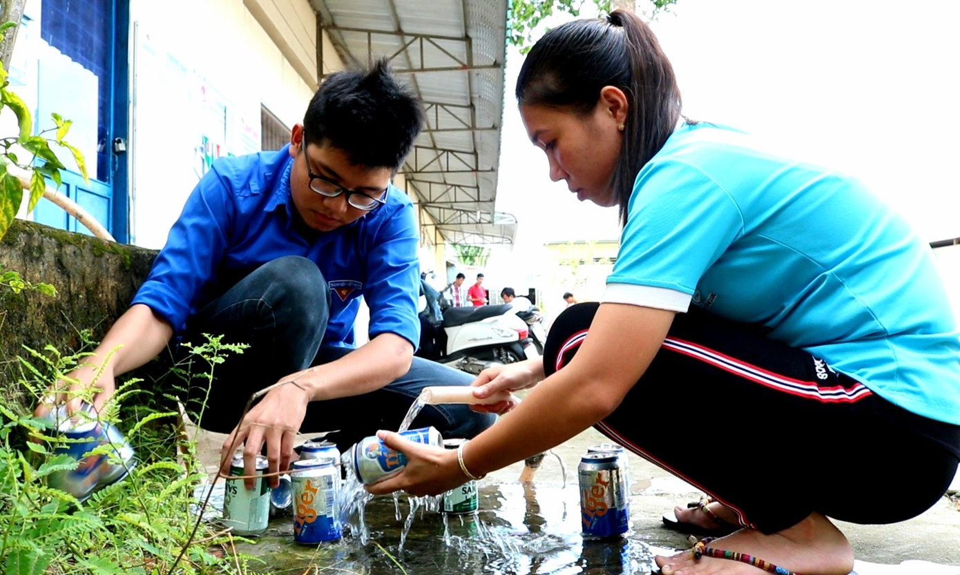 Lồng đèn vỏ lon, bánh trung thu handmade tặng trẻ em vùng sâu ảnh 4