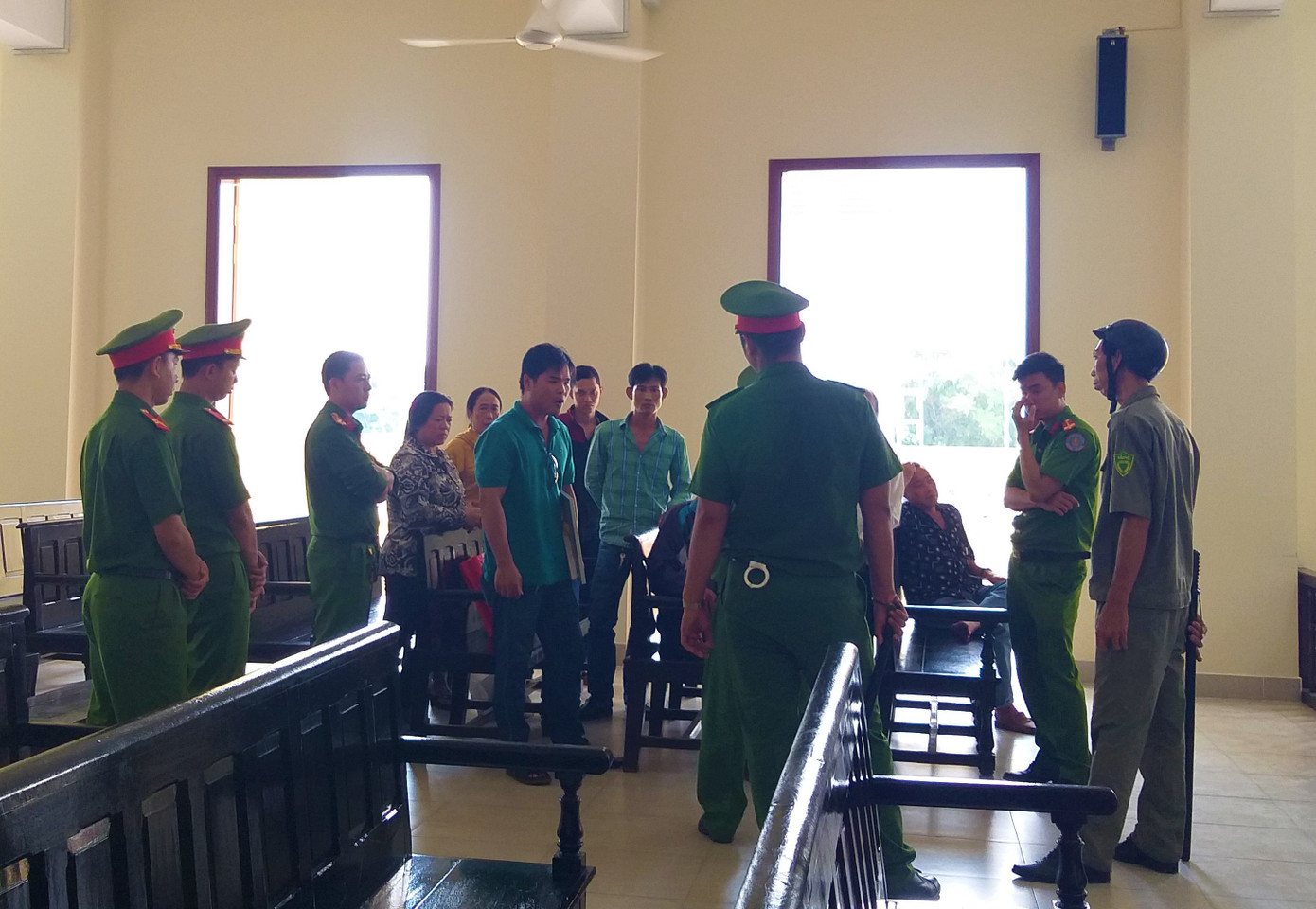 Tăng án, bắt giam tại tòa đối với 2 cựu công an đánh chết người ảnh 1