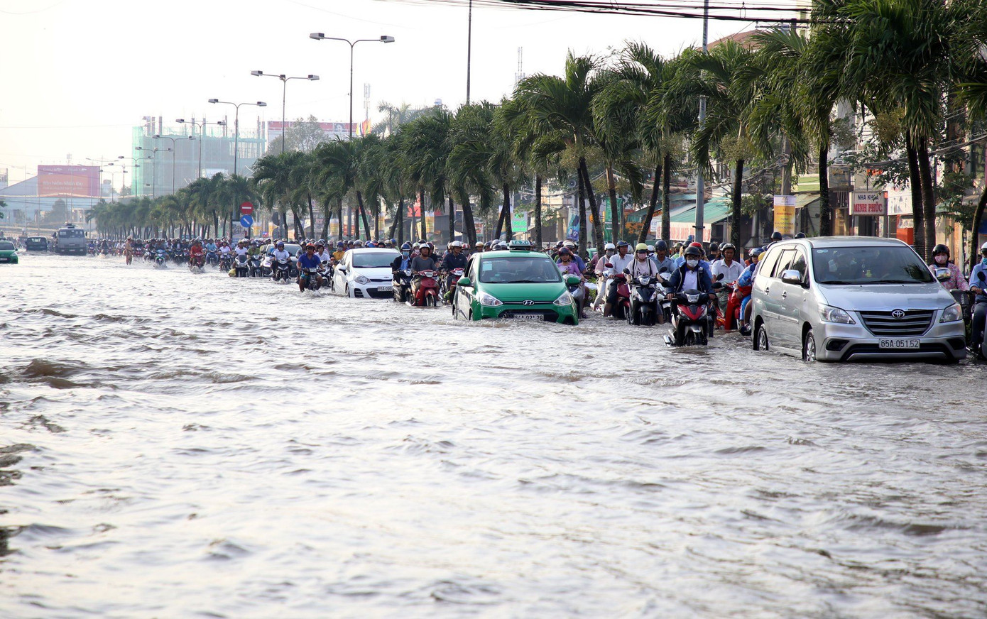 Người Cần Thơ vật lộn trong biển nước, học sinh tiếp tục được nghỉ học ảnh 3