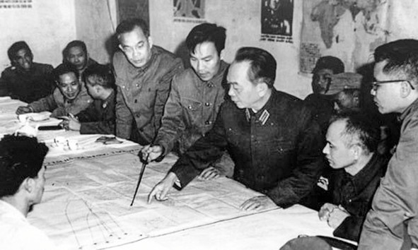 Đại tướng duyệt phương án đánh B52 của Mỹ tập kích vào Hà Nội năm 1972 tại Sở Chỉ huy Quân chủng Phòng không - Không quân