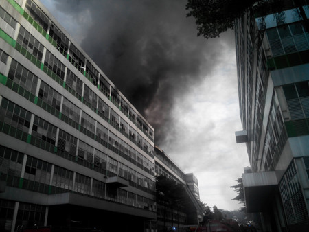 4h sáng nay, khi nhóm công nhân làm việc ca 3 vừa rời khỏi xưởng thì phát hiện lửa bốc lên ngùn ngụt ở tầng 4 của nhà A4, nơi thành phẩm giày của công ty Pou Yuen.