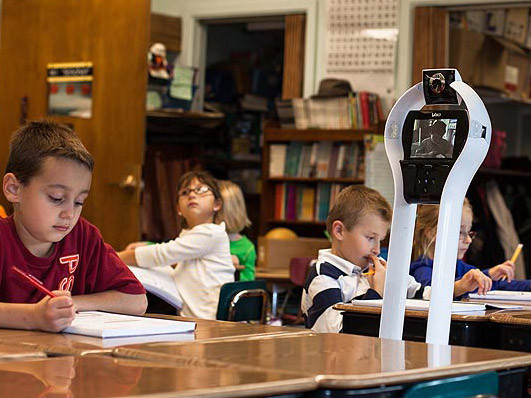 Robot cũng thay cậu ngồi trong lớp học, trả lời câu hỏi của giáo viên và nói chuyện cùng bạn bè. Robot cũng thay cậu ngồi trong lớp học, trả lời câu hỏi của giáo viên và nói chuyện cùng bạn bè