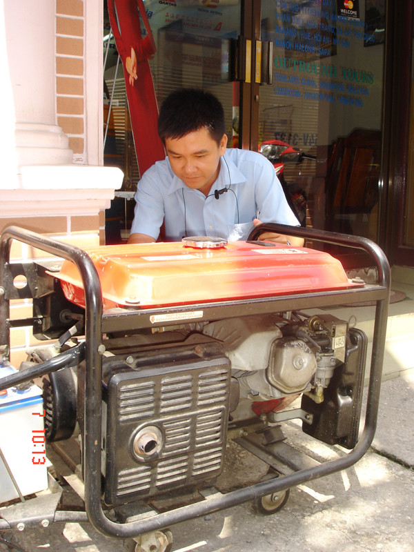 Trong tháng 5 &6-2010, nhiều người dân phải mua máy nổ vì bị cúp điện thường xuyên. Ảnh: Đại Dương. Trong tháng 5&6-2010, nhiều người dân phải mua máy nổ vì bị cúp điện thường xuyên. Ảnh: Đại Dương