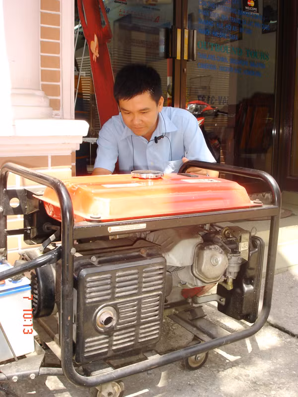 Trong tháng 5&6-2010, nhiều người dân phải mua máy nổ vì bị cúp điện thường xuyên. Ảnh: Đại Dương