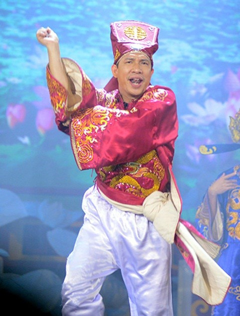 Nhằm mô phỏng tình hình kinh tế ảm đạm năm 2012, danh hài Quang Thắng cùng các vũ công nhảy, hát điệu Hoang mang style, là phiên bản cover của Gangnam Style rất sôi động. 