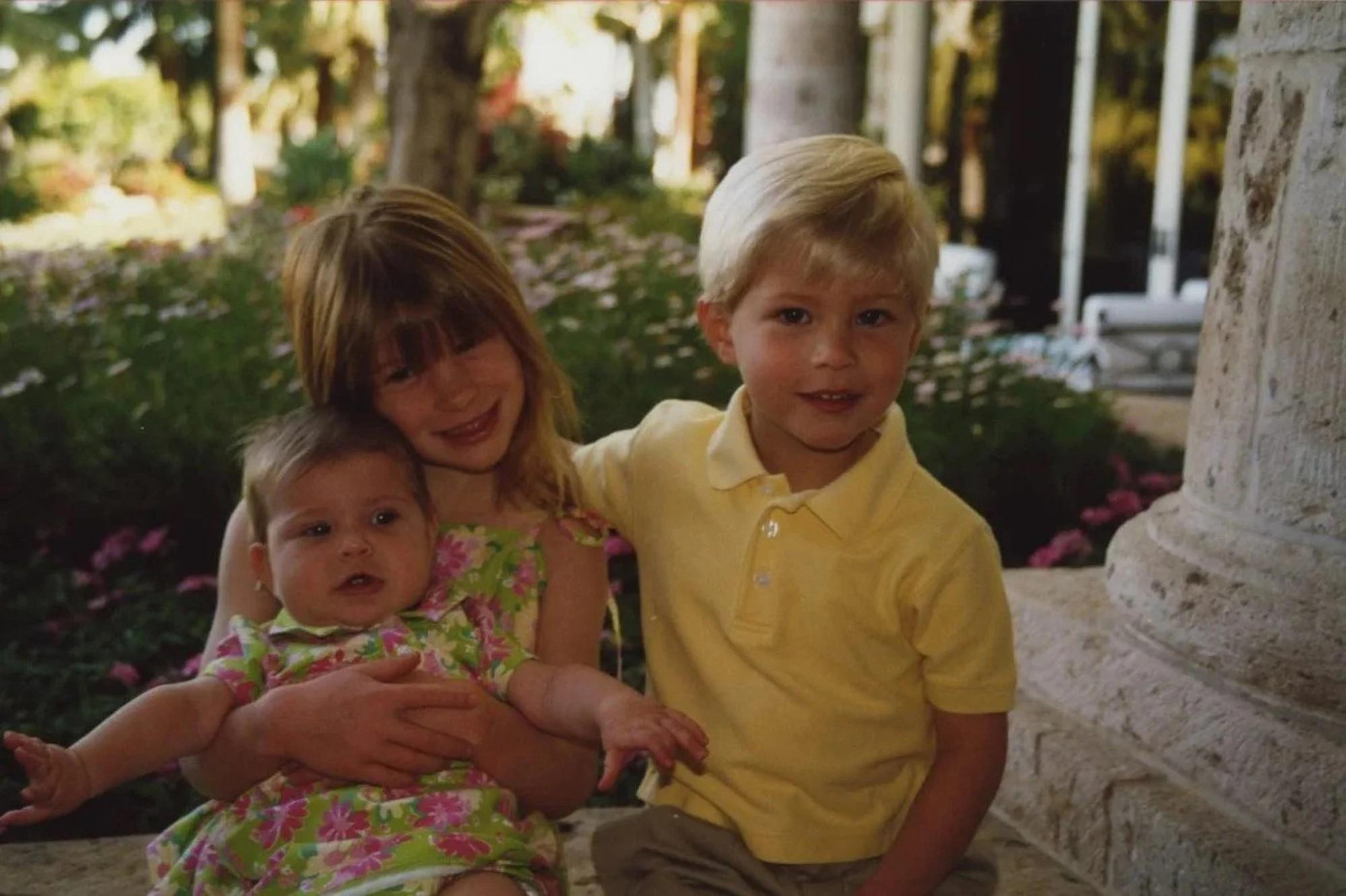 Con trai duy nhất của tỷ phú Bill Gates ảnh 3 Bất chấp cuộc sống xa hoa, Rory cùng chị, em gái phải tuân thủ quy tắc do bố mẹ đặt ra: không được dùng điện thoại di động trước năm 14 tuổi và phải rửa bát mỗi tối. Ngay cả khi đủ tuổi dùng smartphone, cả ba cũng có những hạn chế nghiêm ngặt như điện thoại bị cấm ở bàn ăn và thời gian sử dụng thiết bị cũng hạn chế. “Các quy tắc giúp chúng đi ngủ theo giờ giấc hợp lý”, Bill Gates từng nói với The Mirror vào năm 2017. Ảnh: Melinda French Gates/Facebook.