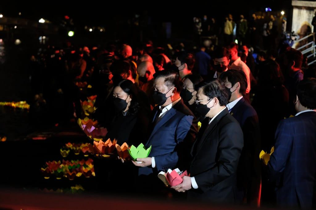 Xúc động lễ tưởng niệm đồng bào tử vong và cán bộ, chiến sĩ hy sinh do đại dịch COVID-19 ảnh 58