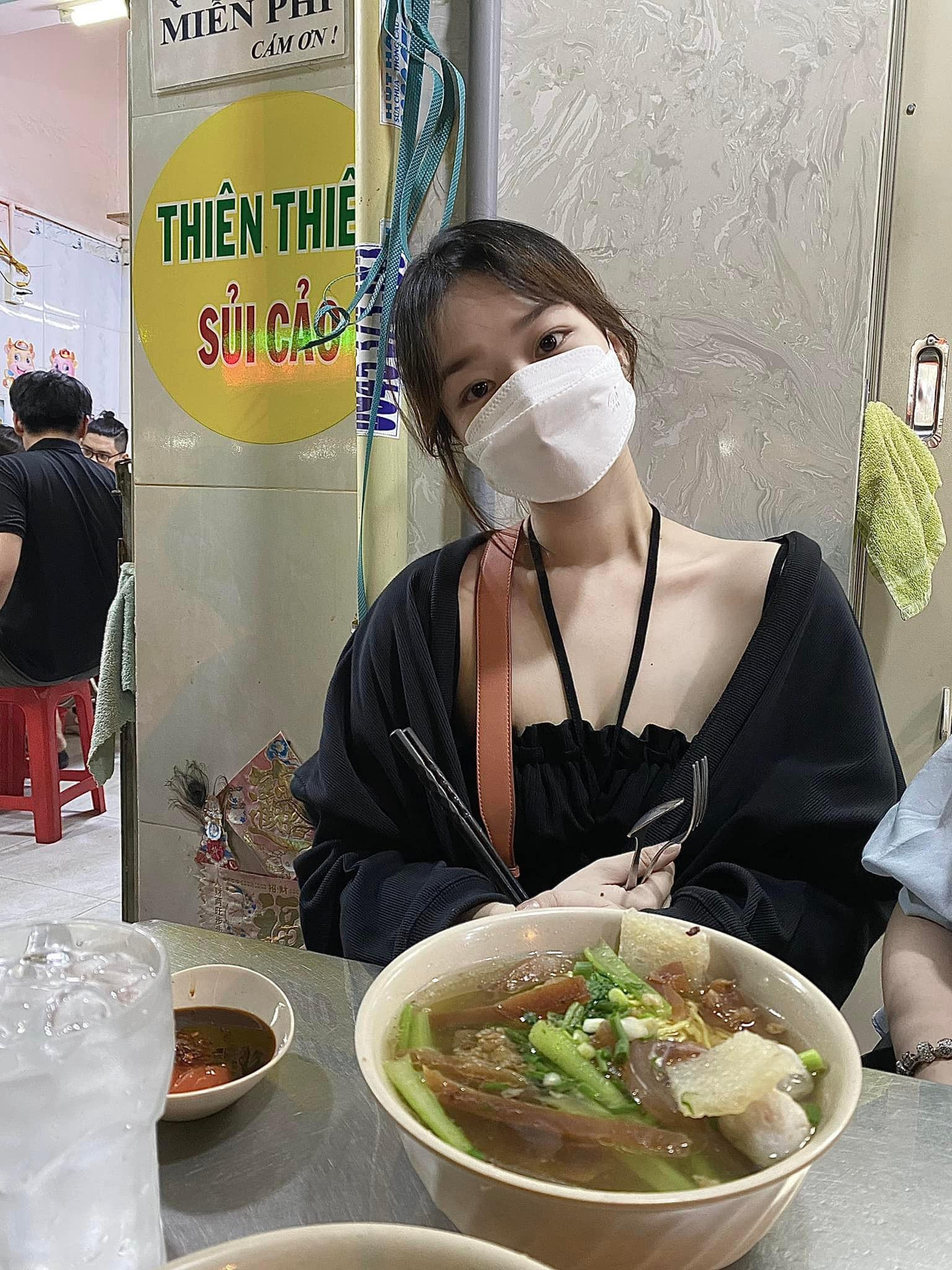 Cô nàng sinh năm 2000 phải thay hết tủ quần áo sau khi giảm cân thành công.