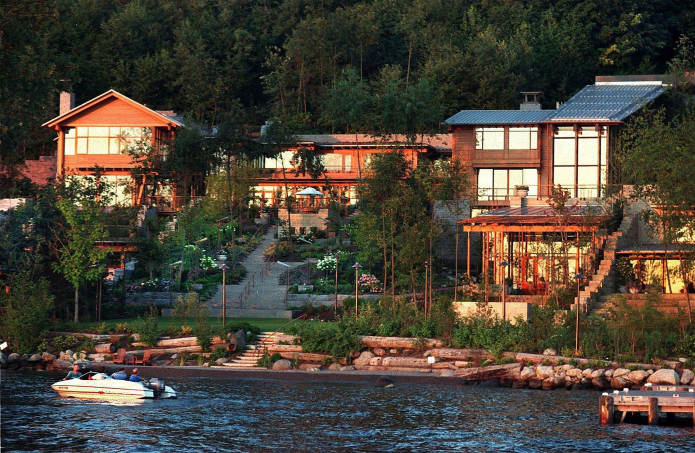 Con trai duy nhất của tỷ phú Bill Gates ảnh 2 Rory chào đời tại thành phố Seattle, bang Washington, Mỹ. Anh lớn lên trong dinh thự đồ sộ mang tên Xanadu 2.0 rộng 6.000 m2, trị giá 150 triệu USD và có đủ tiện nghi như phòng bạt lò xo, hồ bơi, bãi biển nhân tạo. Rory có chị gái Jennifer (25 tuổi) và em gái Phoebe (19 tuổi). Ảnh: Luxurylaunches.