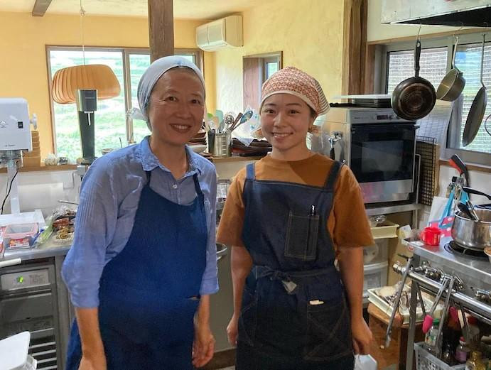 Kana Hashimoto, 25 tuổi, chụp ảnh với cô Madoka Nakabayashi - người làm việc cùng cô tại cửa hàng súp miso. Kana Hashimoto, 25 tuổi, chụp ảnh với cô Madoka Nakabayashi - người làm việc cùng cô tại cửa hàng súp miso.