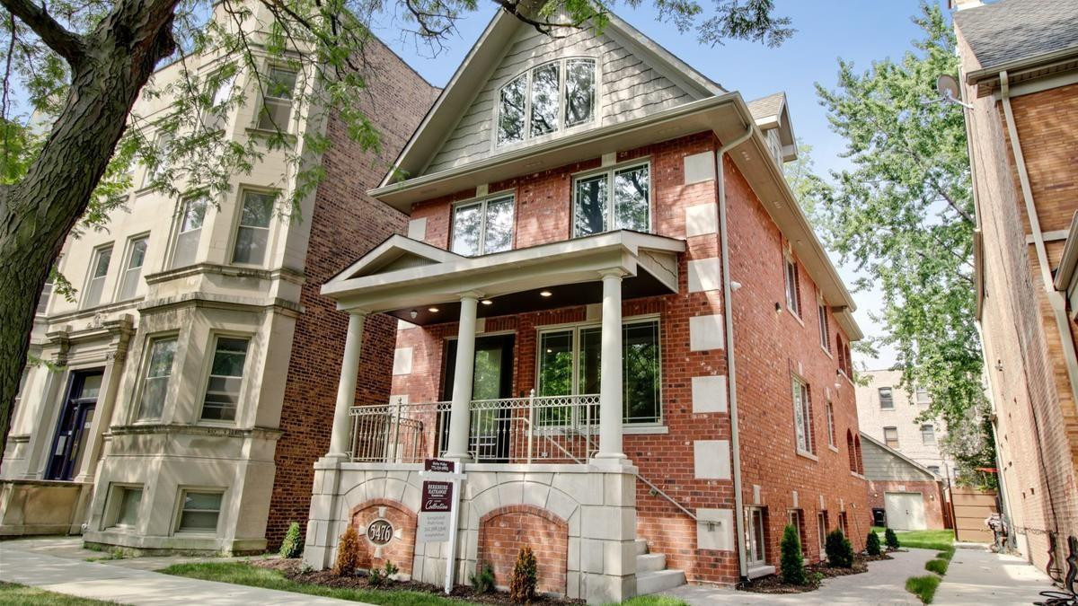 Con trai duy nhất của tỷ phú Bill Gates ảnh 7 Rory được cho là đang theo học trường Luật tại Đại học Chicago. Theo The Chicago Tribune, năm 2018, Bill và Melinda Gates mua ngôi nhà 5 phòng ngủ, trị giá 1,25 triệu USD ở khu phố South Side Hyde Park của Chicago. Với diện tích khoảng 280 m2, tài sản này chỉ bằng một phần rất nhỏ so với ngôi nhà thời thơ ấu của Rory. Mặc dù lý do mua không được xác định, tờ báo lưu ý rằng ngôi nhà tọa lạc gần Đại học Chicago và cậu út nhà Gates “đang ở độ tuổi đại học”. Ảnh: The Chicago Tribune.