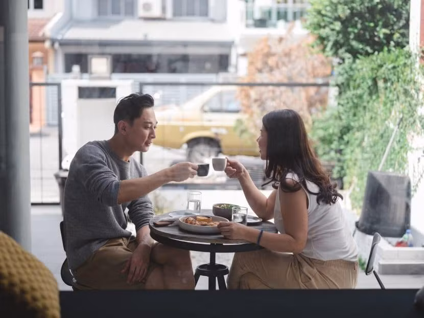 người trẻ ngại giao tiếp sau đại dịch ảnh 1 Sau đại dịch, nhiều người vẫn ngần ngại khi ra ngoài và giao tiếp xã hội. Ảnh: CNA.