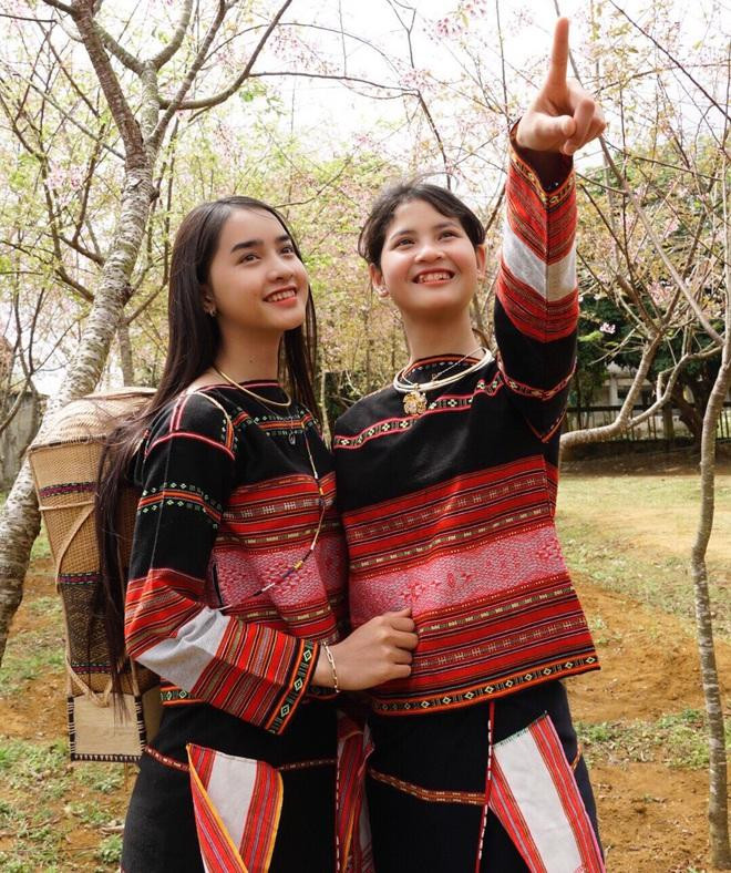 Yona Cươn được biết đến với vẻ đẹp trong trẻo, làn da trắng và nụ cười tỏa nắng làm nhiều người "tan chảy" (Ảnh: NVCC). Yona Cươn được biết đến với vẻ đẹp trong trẻo, làn da trắng và nụ cười tỏa nắng làm nhiều người "tan chảy" (Ảnh: NVCC).