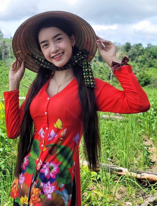 Ở tuổi 17, Yona Cươn sở hữu một khuôn mặt khả ái, xinh đẹp. (Ảnh: NVCC). Ở tuổi 17, Yona Cươn sở hữu khuôn mặt khả ái, xinh đẹp. (Ảnh: NVCC).