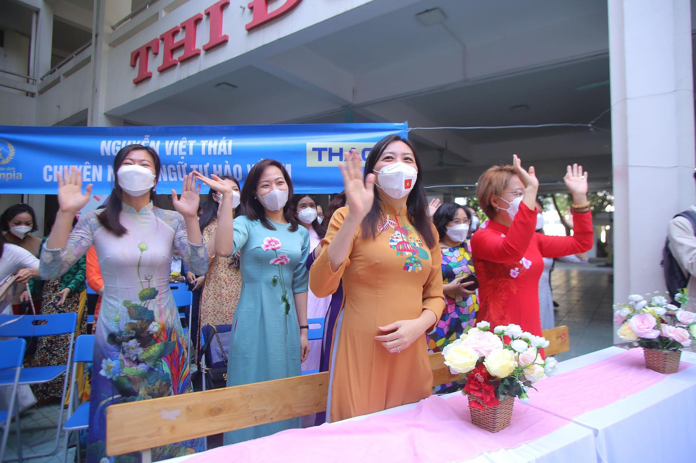 Các thầy cô giáo tại điểm cầu trường THPT Chuyên Ngoại ngữ Các thầy cô giáo tại điểm cầu trường THPT Chuyên Ngoại ngữ