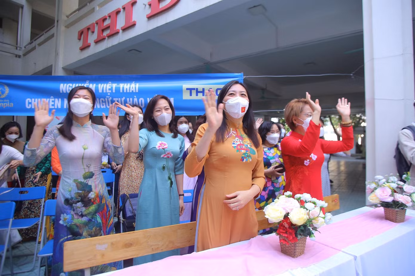 Các thầy cô giáo tại điểm cầu trường THPT Chuyên Ngoại ngữ Các thầy cô giáo tại điểm cầu trường THPT Chuyên Ngoại ngữ
