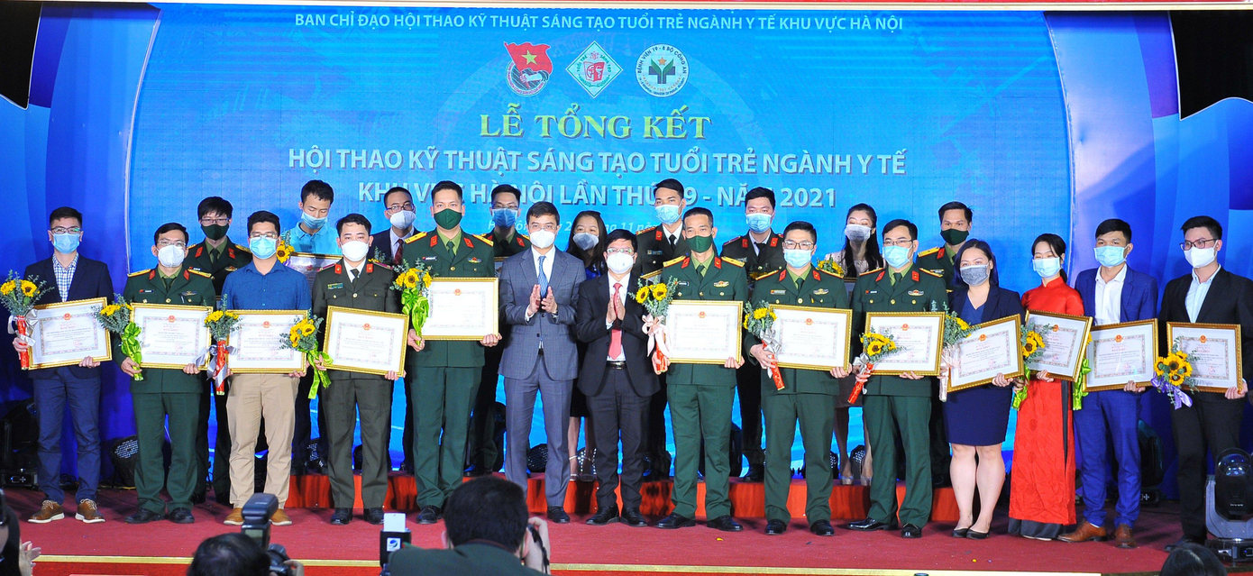 Bí thư T.Ư Đoàn Bùi Quang Huy trao tặng giải Nhất cho các tác giả, nhóm tác giả đoạt giải Nhất tại Hội thao Kỹ thuật sáng tạo tuổi trẻ ngành y tế khu vực Hà Nội lần thứ 29