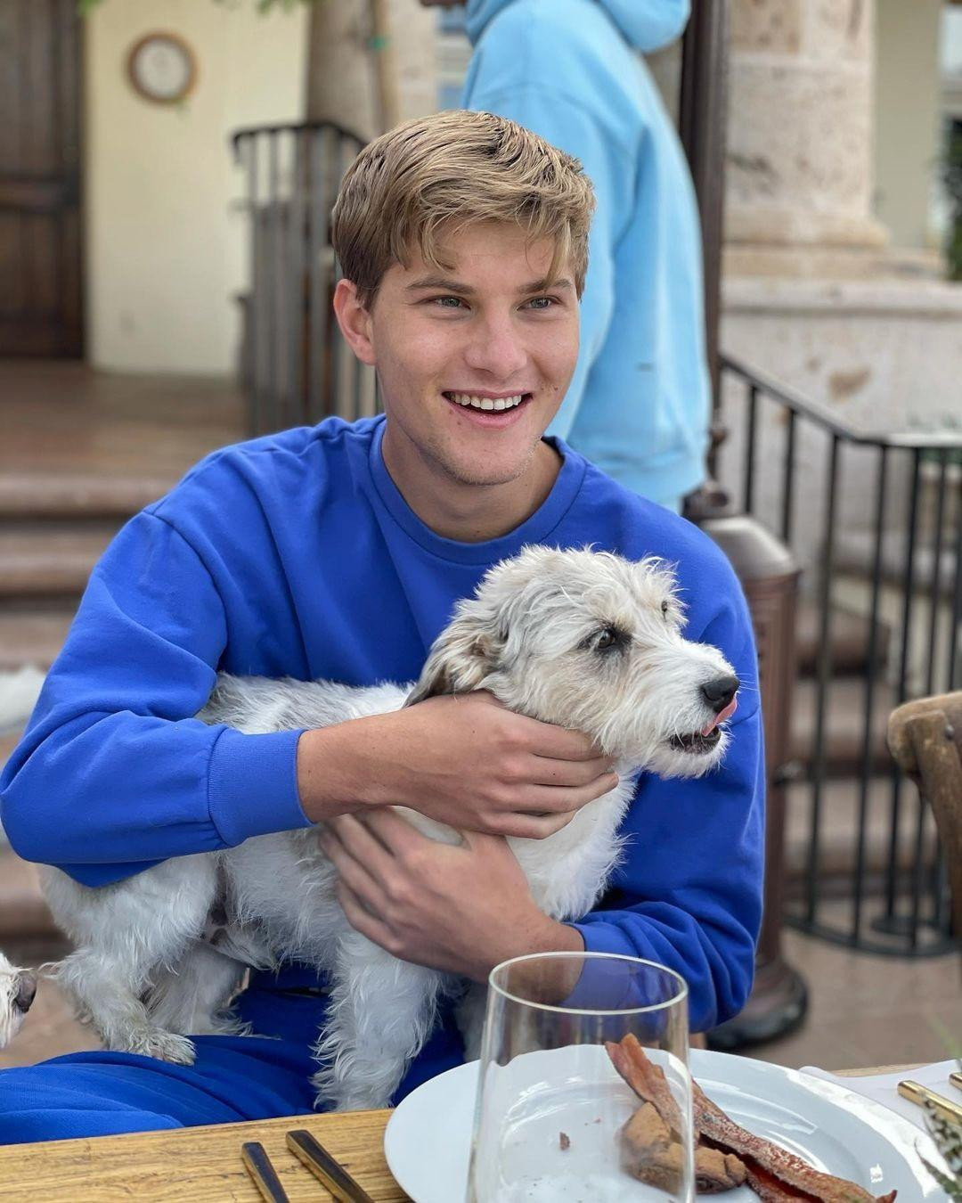 Con trai duy nhất của tỷ phú Bill Gates ảnh 5 Về học vấn, Rory theo học trường tư thục danh giá Lakeside School ở Seattle giống như cha mình. Sau đó, anh lấy bằng cử nhân Kỹ thuật phần mềm máy tính và Kinh tế tại Đại học Duke - nơi bà Melinda từng theo học. Hành trình giáo dục cũng đưa Rory đến Trường Kinh doanh Fuqua, nơi anh lấy bằng thạc sĩ, theo chân mẹ. Ảnh: Jenniferkgates/Instagram.