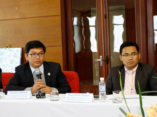 Đại biểu đoàn Hội LHTN Campuchia đặt câu hỏi tại buổi gặp mặt