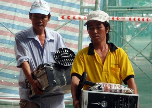 Toàn bộ tài liệu, thiết bị văn phòng được thu dọn dưới sự giám sát của cơ quan chức năng