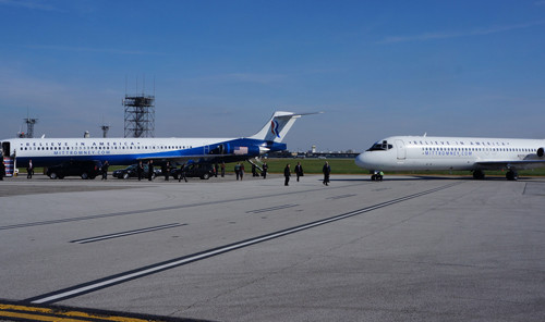  Chuyên cơ của Romney và Ryan nằm nối đuôi nhau trong sân bay khiến nhiều người bất ngờ. Ảnh: Trí Đường