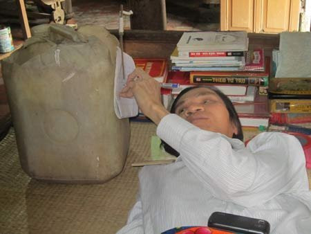 Anh Nguyễn Hữu Thắng viết chữ bằng tay trái. Ảnh: VietNamNet 