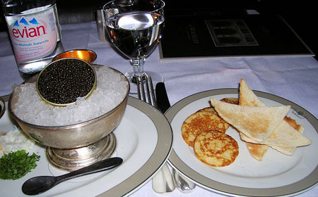 Một bữa ăn “đơn giản” như thế này, nhưng với hộp trứng cá tầm beluga thượng hạng sẽ trị giá khoảng 4.000USD