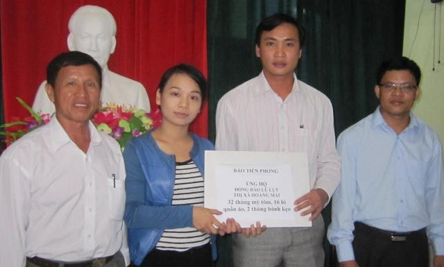 Đại diện UBMTTQ tỉnh Nghệ An và báo Tiền phong trao quà ủng hộ lũ lụt cho thị xã Hoàng Mai